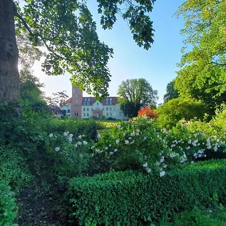 شقة Ruhig & Idyllisch - Schloss - Maisonette-apartment Ulrichshusen Mit Dachterrrasse, Mecklenburger Seenplatte Mit Dachterrasse, Naehe Ostsee Lelkendorf