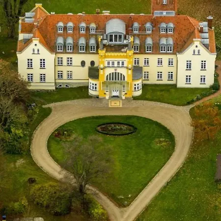 Ruhig & Idyllisch - Schloss - Maisonette-apartment Ulrichshusen Mit Dachterrrasse, Mecklenburger Seenplatte Mit Dachterrasse, Naehe Ostsee Lelkendorf