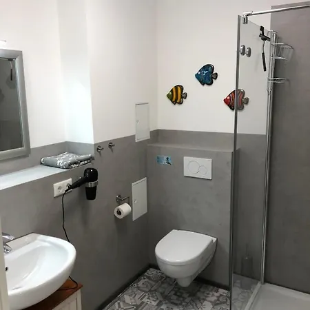 Ruhig & Idyllisch - Schloss - Maisonette-apartment Ulrichshusen Mit Dachterrrasse, Mecklenburger Seenplatte Mit Dachterrasse, Naehe Ostsee