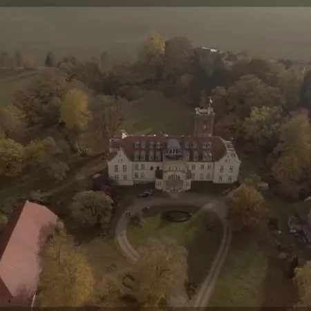 Ruhig & Idyllisch - Schloss - Maisonette-apartment Ulrichshusen Mit Dachterrrasse, Mecklenburger Seenplatte Mit Dachterrasse, Naehe Ostsee شقة