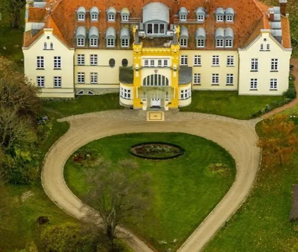 Ruhig & Idyllisch - Schloss - Maisonette-apartment Ulrichshusen Mit Dachterrrasse, Mecklenburger Seenplatte Mit Dachterrasse, Naehe Ostsee Lelkendorf