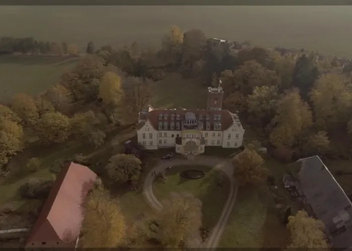 Ruhig & Idyllisch - Schloss - Maisonette-apartment Ulrichshusen Mit Dachterrrasse, Mecklenburger Seenplatte Mit Dachterrasse, Naehe Ostsee דירה